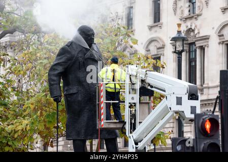 Londres, Royaume-Uni. 9 novembre 2024. La statue de Winston Churchill sur la place du Parlement est lavée en préparation de la commémoration du dimanche du souvenir tenue au cénotaphe de Whitehall. Crédit : Andrea Domeniconi/Alamy Live News Banque D'Images