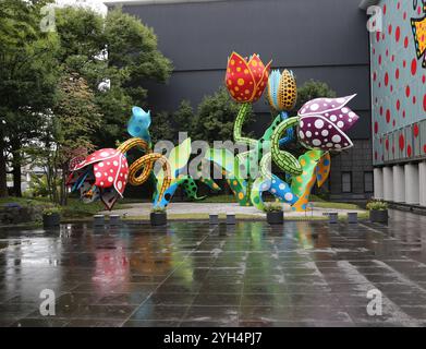 Visionary Flowers, 2002 de Yayoi Kusama est montré à l'extérieur au Musée d'art de la ville de Matsumoto à Nagano au Japon Banque D'Images