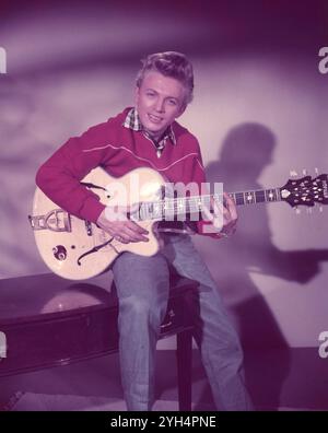 Une publicité Portrait de TOMMY STEELE dans THE DUKE PORTAIT UN JEAN 1958 réalisateur GERALD THOMAS musique et histoire LIONEL BART et MICHAEL PRATT scénario NORMAN HUDIS Cinématographie OTTO HELLER Producteur PETER ROGERS Insignia films / Anglo-Amalgamated film Distributors Banque D'Images