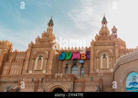 Eilat, Israël- 10 mai 2024 : Jumbo Grèce devant le magasin de détail. Eilat, Israël emplacement à Kings City ancien bâtiment d'attraction biblique de parc à thème Banque D'Images
