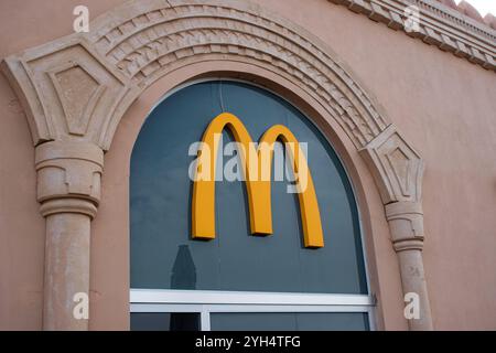 Eilat, Israël- 10 mai 2024 : McDonald's populaire signe de logo d'arcs d'or au magasin de détail Jumbo Eilat, Israël emplacement à Kings City vieux thème biblique Banque D'Images