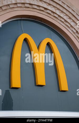 Eilat, Israël- 10 mai 2024 : McDonald's populaire signe de logo d'arcs d'or au magasin de détail Jumbo Eilat, Israël emplacement à Kings City vieux thème biblique Banque D'Images