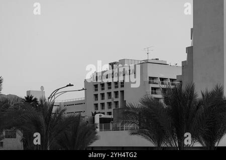 Eilat, Israël- 10 mai 2024 : extérieur de l'hôtel Leonardo Plaza Eilat situé sur la promenade de la ligne de flottaison en noir et blanc Banque D'Images