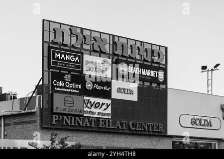 Eilat, Israël- 10 mai 2024 : panneau P'ninat Eilat Center informant les entreprises au centre commercial extérieur dans le centre d'Eilat. Image en noir et blanc Banque D'Images