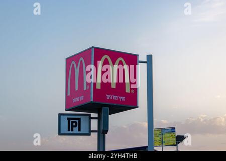 Eilat, Israël- 10 mai 2024 : panneau McDonald's indiquant un emplacement à proximité au Mall Hayam Mall, un célèbre centre commercial hors taxes à Eilat Banque D'Images