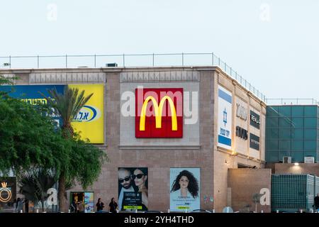 Eilat, Israël- 10 mai 2024 : McDonald's signe sur le Mall Hayam Mall, un célèbre centre commercial hors taxes à Eilat Banque D'Images