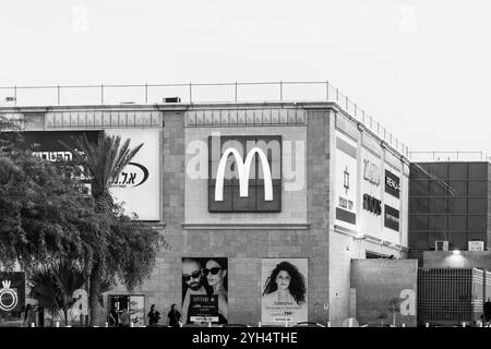 Eilat, Israël- 10 mai 2024 : McDonald's signe sur le Mall Hayam Mall, un célèbre centre commercial hors taxes à Eilat Banque D'Images