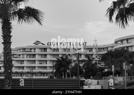 Eilat, Israël- 10 mai 2024 : le Club Hotel Eilat est un complexe familial en noir et blanc Banque D'Images