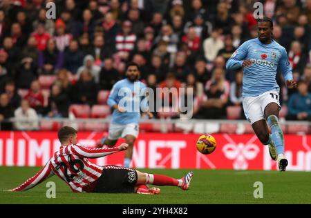 Stadium of Light, Sunderland le samedi 9 novembre 2024. Chris Mepham de Sunderland va affronter Haji Wright de Coventry City lors du Sky Bet Championship match entre Sunderland et Coventry City au Stadium of Light de Sunderland le samedi 9 novembre 2024. (Photo : Michael Driver | mi News) crédit : MI News & Sport /Alamy Live News Banque D'Images