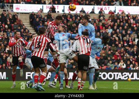 Stadium of Light, Sunderland le samedi 9 novembre 2024. Chris Mepham, de Sunderland, s'éloigne d'une balle lors du match du Sky Bet Championship entre Sunderland et Coventry City au Stadium of Light, Sunderland, samedi 9 novembre 2024. (Photo : Michael Driver | mi News) crédit : MI News & Sport /Alamy Live News Banque D'Images