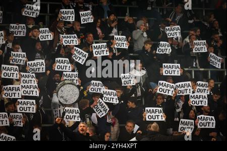 Charleroi, Belgique. 09 novembre 2024. Les supporters de Charleroi photographiés lors d'un match de football entre le Sporting Charleroi et le KVC Westerlo, samedi 09 novembre 2024 à Charleroi, le jour 14 de la saison 2024-2025 de la première division du championnat belge 'Jupiler Pro League'. BELGA PHOTO VIRGINIE LEFOUR crédit : Belga News Agency/Alamy Live News Banque D'Images