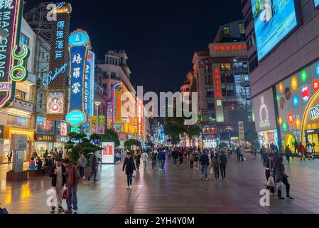 Scène nocturne animée sur Nanjing Road, Shanghai, Chine Banque D'Images