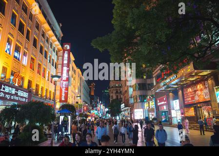 Scène nocturne animée sur Nanjing Road, Shanghai avec des panneaux de néon Banque D'Images