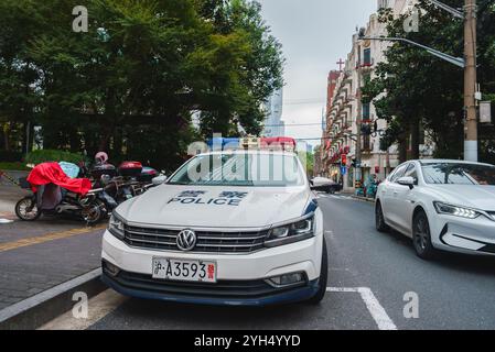 Scène de rue à Shanghai avec voiture de police et architecture mixte Banque D'Images