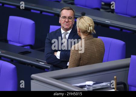 Berlin, Deutschland, 07.11.2024, Deutscher Bundestag : 197. Bundestagssitzung : Bundesminister der Verteidigung Boris Pistorius SPD und Julia Klöckner, CDU Copyright : xdtsxNachrichtenagenturx dts 50870 Banque D'Images