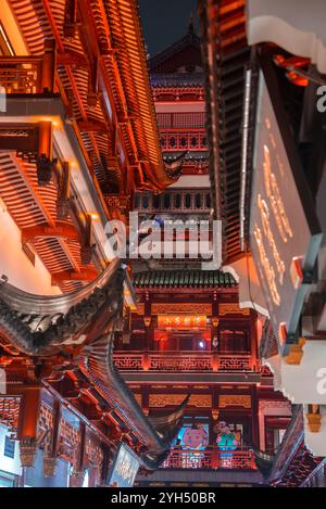 Architecture chinoise traditionnelle illuminée à Shanghai la nuit Banque D'Images