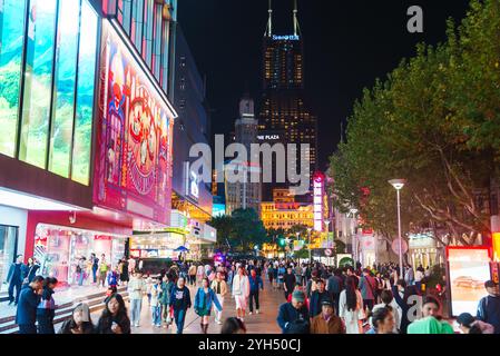 Scène nocturne animée sur Nanjing Road avec Shimao International Plaza Banque D'Images