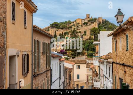 Le château de Capdepra sur la colline au-dessus de la petite ville de Capdepera, Majorque, Majorque, Îles Baléares, Espagne, Europe Banque D'Images