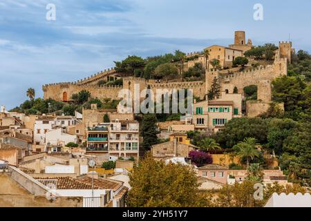 Le château de Capdepra sur la colline au-dessus de la petite ville de Capdepera, Majorque, Majorque, Îles Baléares, Espagne, Europe Banque D'Images