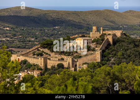Le château de Capdepra sur la colline au-dessus de la petite ville de Capdepera, Majorque, Majorque, Îles Baléares, Espagne, Europe Banque D'Images