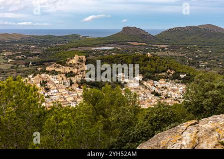 Le château de Capdepra sur la colline au-dessus de la petite ville de Capdepera, Majorque, Majorque, Îles Baléares, Espagne, Europe Banque D'Images