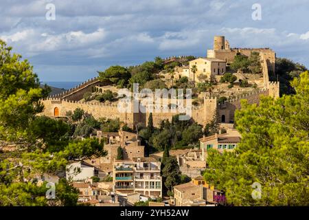 Le château de Capdepra sur la colline au-dessus de la petite ville de Capdepera, Majorque, Majorque, Îles Baléares, Espagne, Europe Banque D'Images
