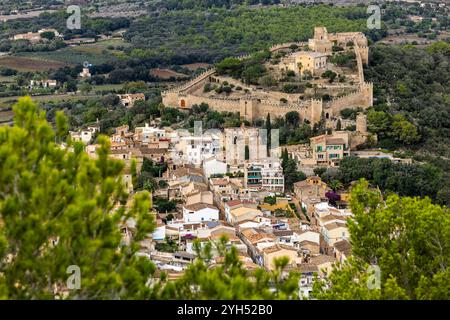Le château de Capdepra sur la colline au-dessus de la petite ville de Capdepera, Majorque, Majorque, Îles Baléares, Espagne, Europe Banque D'Images