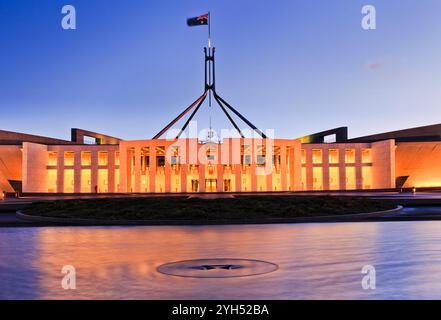 Façade du parlement fédéral australien au coucher du soleil dans la ville de Canberra. Banque D'Images