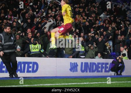 Birmingham, Royaume-Uni. 9 novembre 2024. Mitch Pinnock de Northampton Town saute de joie devant ses supporters de Northampton après avoir marqué un but d'égalisation tardif dans l'EFL League One Birmingham City v Northampton Town Credit : Clive Stapleton/Alamy Live News Banque D'Images