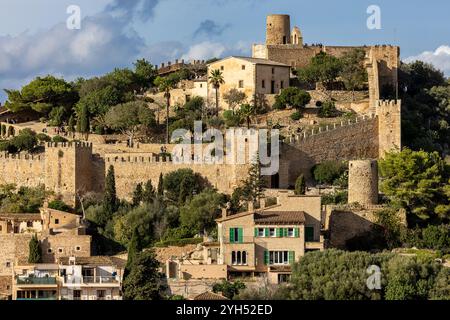Le château de Capdepra sur la colline au-dessus de la petite ville de Capdepera, Majorque, Majorque, Îles Baléares, Espagne, Europe Banque D'Images