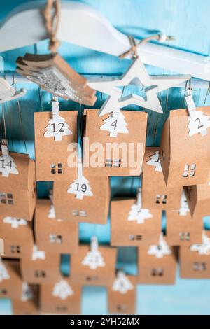 Calendrier de l'Avent de Noël en carton et ficelle sur fond en bois bleu Banque D'Images