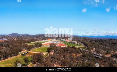 Le parlement fédéral centré sur le parc et le gouvernement national dans la capitale de l'Australie canberra - vue urbaine aérienne. Banque D'Images