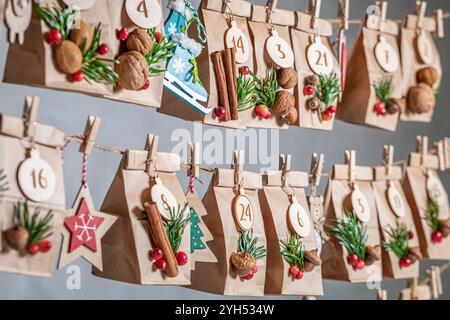 Calendrier de l'Avent original comme compte à rebours jusqu'à la veille de Noël sur le fond du mur gris Banque D'Images