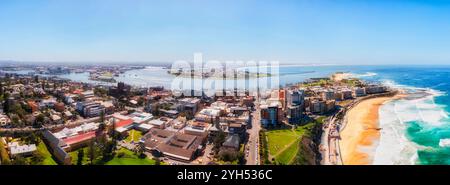 Pittoresque rivière Hunter se dirigeant vers l'océan Pacifique dans la ville australienne de Newcastle - panorama spectaculaire du paysage urbain aérien. Banque D'Images