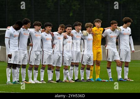 Landore, Swansea, pays de Galles. 9 novembre 2024. Les joueurs de Swansea City observent une minute de silence pour marquer le souvenir dimanche avant le match de la Ligue de développement professionnel des moins de 18 ans entre Swansea City et Millwall au JOMA High performance Centre à Landore, Swansea, pays de Galles, Royaume-Uni le 9 novembre 2024. Crédit : Duncan Thomas/Majestic Media/Alamy Live News. Banque D'Images