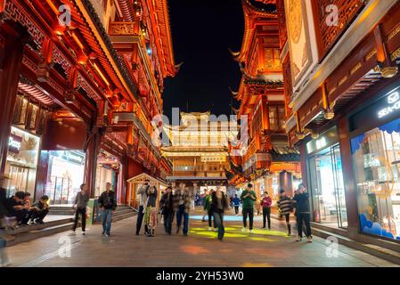 Scène nocturne dans la vieille ville de Shanghai avec architecture traditionnelle Banque D'Images