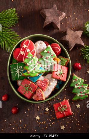 Biscuits de pain d'épices de Noël pour le réveillon de Noël comme délicatesse. Composition hivernale confortable avec du lait et des biscuits. Banque D'Images