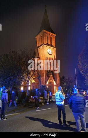 Brauchtum Die evangelische Kirche in Essen Überruhr am Ort des Martinsfeuers inmitten einer Wiese unter Beleuchtung zur Begrüßung der Besucher und den Beginn Feierlichkeiten mit Gebeten und Gesang Essen Nordrhein-Westfalen Deutschland Überruhr Banque D'Images