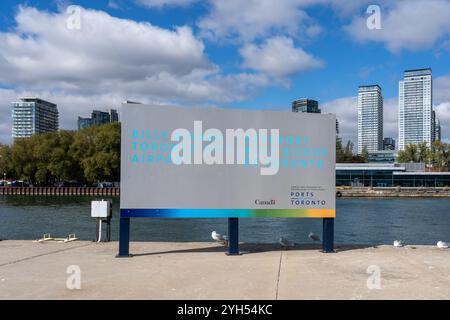 Billy Bishop Toronto City Airport signalétique avec la ligne d'horizon de la ville sur les îles de Toronto à Toronto, Ontario, Canada. Banque D'Images