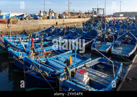 Bateaux de pêche traditionnels bleus amarrés dans le port d'Essaouira à Essaouira, Maroc. Banque D'Images