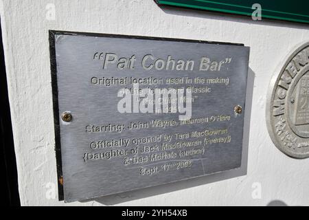 plaque à l'extérieur pat cohans bar pub restaurant restauré pour reproduire le pub dans le film the quiet man cong, comté mayo, république d'irlande Banque D'Images