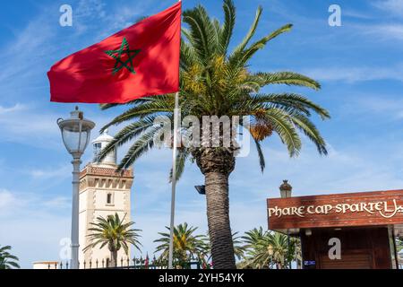 Un drapeau du Maroc est vu au phare de Cap Spartel près de la ville de Tanger, au Maroc. Banque D'Images