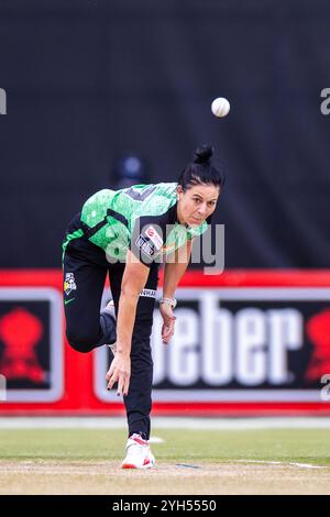 Melbourne, Australie, 9 novembre 2024. Marizanne Kapp des Melbourne Stars Bowls lors du match T20 de Weber Women's Big Bash League (WBBL10) entre Melbourne Renegades Women et Melbourne Stars Women au CitiPower Centre Junction Oval le 9 novembre 2024 à Melbourne, Australie. Crédit : Santanu Banik/Speed Media/Alamy Live News Banque D'Images