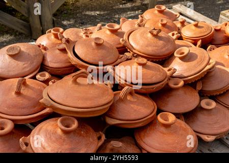 Pots marocains en argile empilés sur l'étagère à vendre. Maroc. Banque D'Images