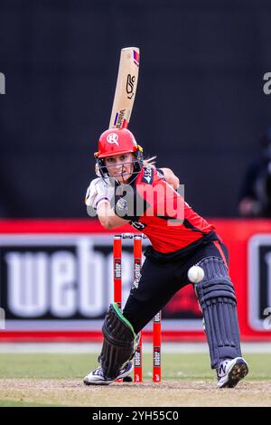 Melbourne, Australie, 9 novembre 2024. Nicole Faltum des Melbourne Renegades attaque lors du match T20 de Weber Women's Big Bash League (WBBL10) entre Melbourne Renegades Women et Melbourne Stars Women au CitiPower Centre Junction Oval le 9 novembre 2024 à Melbourne, Australie. Crédit : Santanu Banik/Speed Media/Alamy Live News Banque D'Images