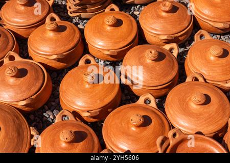 Pots marocains en argile exposés au sol et prêts à la vente au Maroc. Banque D'Images