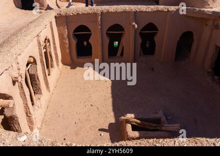Vue d'une maison avec cour à ait Benhaddou dans la province de Ouarzazate, Maroc. Banque D'Images