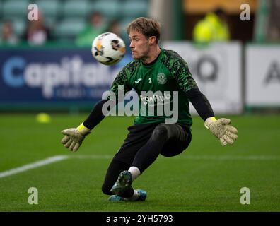 Édimbourg, Royaume-Uni. 09 novembre 2024. Scottish Premiership - Hibernian FC v St Mirren FC 09/11/20/24 HibsÕ le gardien de but Josef Bursik, alors que Hibs affronte St Mirren dans la première phase de la Scottish Premiership au Easter Road Stadium, à Édimbourg, au Royaume-Uni. Crédit : Ian Jacobs/Alamy Live News Banque D'Images