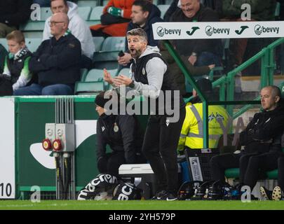 Édimbourg, Royaume-Uni. 09 novembre 2024. Scottish Premiership - Hibernian FC - St Mirren FC 09/11/20/24 le manager de St Mirren, Stephen Robinson, crie à ses joueurs alors que Hibs affronte St Mirren dans la première phase de la Scottish Premiership au Easter Road Stadium, à Édimbourg, au Royaume-Uni. Crédit : Ian Jacobs/Alamy Live News Banque D'Images