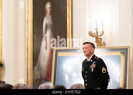 Washington, États-Unis d'Amérique. 25 juin 2019. Le sergent d'état-major de l'armée américaine David Bellavia, retraité, écoute la citation lors de la cérémonie de remise de la médaille d'honneur, dans la salle est de la Maison Blanche, le 25 juin 2019 à Washington, DC. Bellavia a reçu le plus grand honneur des Nations pour ses actions lors de la seconde bataille de Falloujah. Crédit : Shealah Craighead/White House photo/Alamy Live News Banque D'Images